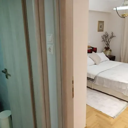 Renovated Basement Duplex With Patio And Folk Decor In The Heart Of Apartment Athens
